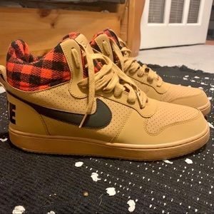 NWOT Nike Court Borough Mid Premium